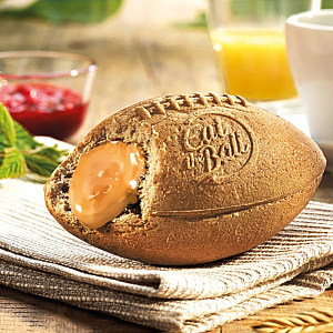 Закуски Eat the Ball из белого хлеба и темного многозернового хлеба в форме футбольных мячей