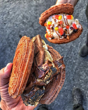 Чуррос-мороженое, чуррос-сендвичи и чуррос-доги от пекарни Churrito Loco, Калифорния
