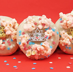 Пончики в честь свадьбы принца Гарри и Меган Маркл от британской пекарни Donut Time